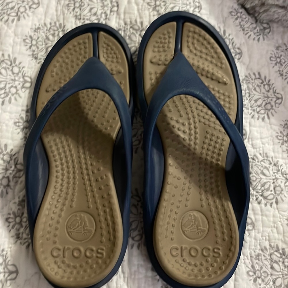 Crocs size 5 in mens or 7 in women’s.